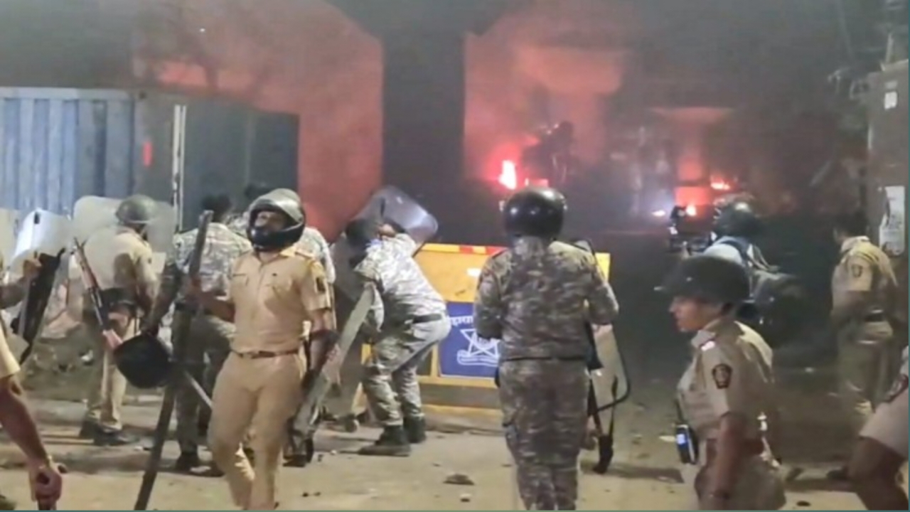 महिला पुलिस कर्मियों को किए गए आपत्तिजनक इशारे(पंजाब केसरी)
