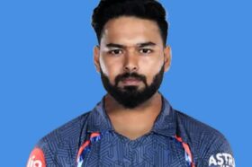 27 करोड़ी ऋषभ पंत अपनी पुरानी टीम के खिलाफ फुस्स, लखनऊ में नहीं चली 'नवाबी' #RishabhPant #Pant #LSG #DCvsLSG #LSGvsDC ऋषभ पंत का आईपीएल 2025 का पहला मैच यादगार नहीं रहा. लखनऊ सुपर जाएंट्स के कप्तान का अपनी पुरानी टीम दिल्ली कैपिटल्स के खिलाफ खाता भी नहीं खुला. वह विशाखापट्टनम में फेल हो गए. पंत ने 6 गेंदों का सामना किया और एक रन भी नहीं बना पाए. इसके बाद उन्हें सोशल मीडिया पर ट्रोल कर दिया गया. फैंस उनकी स्लो बैटिंग से निराश हैं. इसके अलावा जिस तरह वह आउट हुए, वह लोगों को पसंद नहीं आया. दिल्ली कैपिटल्स के नए कप्तान अक्षर पटेल ने टॉस जीतकर पहले गेंदबाजी का फैसला किया. मिचेल मार्श और एडेन मार्करम ने लखनऊ को तेज शुरुआत दी और 4.4 ओवर में 46 रन की साझेदारी की. मार्करम 13 गेंद पर 15 रन बनाकर विप्रज निगम का शिकार बन गए. उनके बाद बल्लेबाजी के लिए निकोलस पूरन ने मार्श का बखूबी साथ दिया और दोनों ने तूफानी अंदाज में बैटिंग की. पूरन और मार्श ने दूसरे विकेट के लिए 42 गेंद पर 87 रन की साझेदारी की. मार्श 36 गेंद पर 72 रन बनाकर आउट हुए. उन्होंने 6 चौके और 6 छक्के लगाए. मुकेश कुमार ने ट्रिस्टन स्टब्स के हाथों मार्श को कैच आउट कराया. . . मार्श के आउट होने के बाद कप्तान ऋषभ पंत क्रीज पर आए. वह बल्लेबाजी में जूझते नजर आए. वह गेंद को अच्छे से कनेक्ट नहीं कर पा रहे थे. 5 गेंदों पर शून्य रन बनाने के बाद उन्होंने कुलदीप यादव की गेंद पर मिड ऑफ में सिक्स मारने का प्रयास किया, लेकिन उनके शॉट में ज्यादा लंबाई नहीं थी. इस कारण वह मिड ऑफ पर फाफ डुप्लेसिस के हाथों लपके गए. इस तरह लखनऊ के लिए उनका डेब्यू मैच बल्लेबाजी के हिसाब से निराशाजनक रहा. ऋषभ इससे पहले आईपीएल के 8 सीजन तक दिल्ली के साथ रहे. उन्होंने फ्रेंचाइजी के लिए 111 मैचों में 3284 रन बनाए. इस दौरान 1 शतक और 18 अर्धशतक लगाए. पिछले साल मेगा ऑक्शन से पहले दिल्ली मैनेजमेंट और पंत के बीच बातचीत किसी नतीजे तक नहीं पहुंची तो टीम ने उन्हें रिलीज कर दिया. वह मेगा ऑक्शन में शामिल हुए. वहां लखनऊ सुपर जाएंट्स ने उन्हें रिकॉर्ड 27 करोड़ रुपये में खरीदा. वह आईपीएल इतिहास के सबसे महंगे खिलाड़ी बन गए. अब पहले ही मैच में फेल होकर उन्होंने लखनऊ के प्रशंसकों का दिल तोड़ दिया. अब आगे के मैचों में उनके ऊपर बेहतर बैटिंग करने की जिम्मेदारी होगी.
