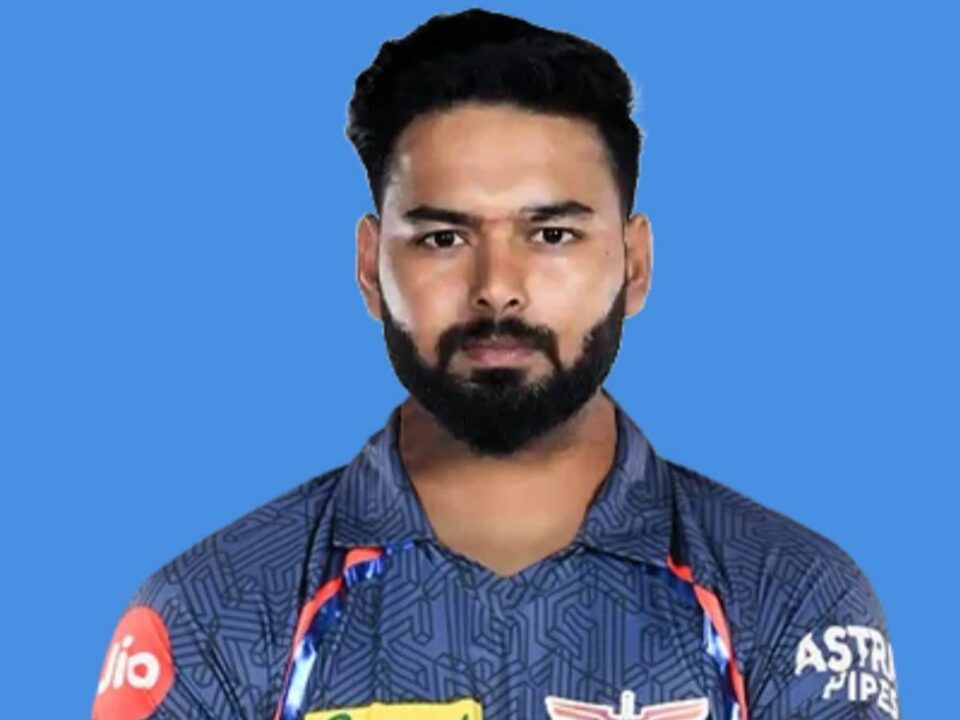 27 करोड़ी ऋषभ पंत अपनी पुरानी टीम के खिलाफ फुस्स, लखनऊ में नहीं चली 'नवाबी' #RishabhPant #Pant #LSG #DCvsLSG #LSGvsDC ऋषभ पंत का आईपीएल 2025 का पहला मैच यादगार नहीं रहा. लखनऊ सुपर जाएंट्स के कप्तान का अपनी पुरानी टीम दिल्ली कैपिटल्स के खिलाफ खाता भी नहीं खुला. वह विशाखापट्टनम में फेल हो गए. पंत ने 6 गेंदों का सामना किया और एक रन भी नहीं बना पाए. इसके बाद उन्हें सोशल मीडिया पर ट्रोल कर दिया गया. फैंस उनकी स्लो बैटिंग से निराश हैं. इसके अलावा जिस तरह वह आउट हुए, वह लोगों को पसंद नहीं आया. दिल्ली कैपिटल्स के नए कप्तान अक्षर पटेल ने टॉस जीतकर पहले गेंदबाजी का फैसला किया. मिचेल मार्श और एडेन मार्करम ने लखनऊ को तेज शुरुआत दी और 4.4 ओवर में 46 रन की साझेदारी की. मार्करम 13 गेंद पर 15 रन बनाकर विप्रज निगम का शिकार बन गए. उनके बाद बल्लेबाजी के लिए निकोलस पूरन ने मार्श का बखूबी साथ दिया और दोनों ने तूफानी अंदाज में बैटिंग की. पूरन और मार्श ने दूसरे विकेट के लिए 42 गेंद पर 87 रन की साझेदारी की. मार्श 36 गेंद पर 72 रन बनाकर आउट हुए. उन्होंने 6 चौके और 6 छक्के लगाए. मुकेश कुमार ने ट्रिस्टन स्टब्स के हाथों मार्श को कैच आउट कराया. . . मार्श के आउट होने के बाद कप्तान ऋषभ पंत क्रीज पर आए. वह बल्लेबाजी में जूझते नजर आए. वह गेंद को अच्छे से कनेक्ट नहीं कर पा रहे थे. 5 गेंदों पर शून्य रन बनाने के बाद उन्होंने कुलदीप यादव की गेंद पर मिड ऑफ में सिक्स मारने का प्रयास किया, लेकिन उनके शॉट में ज्यादा लंबाई नहीं थी. इस कारण वह मिड ऑफ पर फाफ डुप्लेसिस के हाथों लपके गए. इस तरह लखनऊ के लिए उनका डेब्यू मैच बल्लेबाजी के हिसाब से निराशाजनक रहा. ऋषभ इससे पहले आईपीएल के 8 सीजन तक दिल्ली के साथ रहे. उन्होंने फ्रेंचाइजी के लिए 111 मैचों में 3284 रन बनाए. इस दौरान 1 शतक और 18 अर्धशतक लगाए. पिछले साल मेगा ऑक्शन से पहले दिल्ली मैनेजमेंट और पंत के बीच बातचीत किसी नतीजे तक नहीं पहुंची तो टीम ने उन्हें रिलीज कर दिया. वह मेगा ऑक्शन में शामिल हुए. वहां लखनऊ सुपर जाएंट्स ने उन्हें रिकॉर्ड 27 करोड़ रुपये में खरीदा. वह आईपीएल इतिहास के सबसे महंगे खिलाड़ी बन गए. अब पहले ही मैच में फेल होकर उन्होंने लखनऊ के प्रशंसकों का दिल तोड़ दिया. अब आगे के मैचों में उनके ऊपर बेहतर बैटिंग करने की जिम्मेदारी होगी.