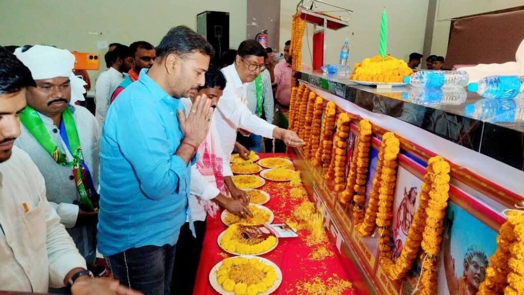शहीदों के चित्र पर माल्यार्पण कर कार्यकर्ता सम्मेलन का किया शुभारंभ