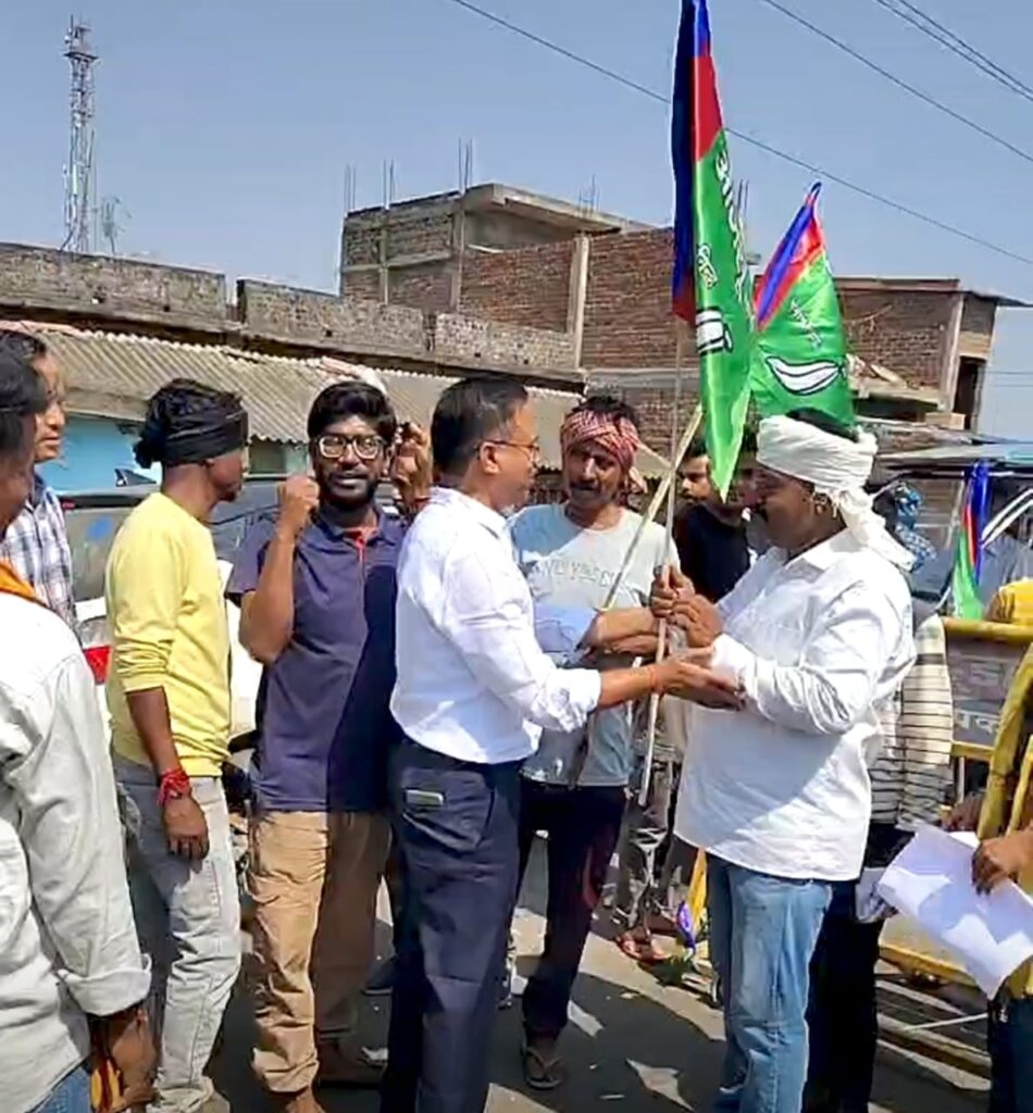 AJSU नेता संजीव महतो अधिकारी से बातचीत करते हुए।