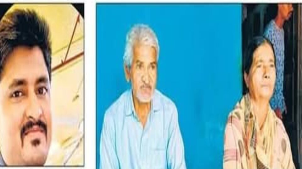 अहलाद नंदन महतो की फाइल फोटो।जानकारी देते अहलाद के माता-पिता। हिंदुस्तान