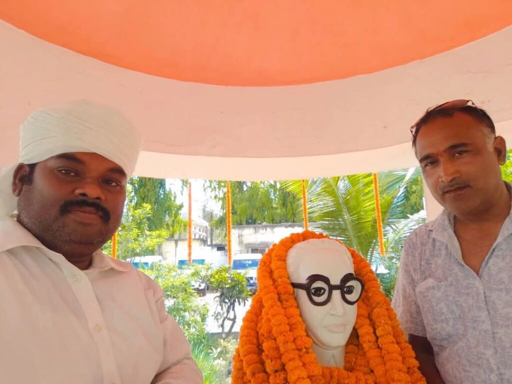 AJSU नेता संजीव कुमार महतो और ठाकुर शिवेंद्र सिंह।